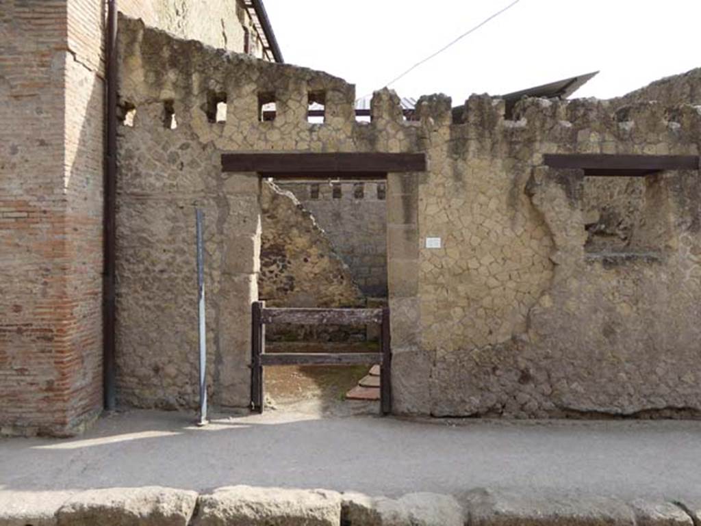 VI.25, Herculaneum. October 2014. Looking east to entrance doorway. Photo courtesy of Michael Binns.